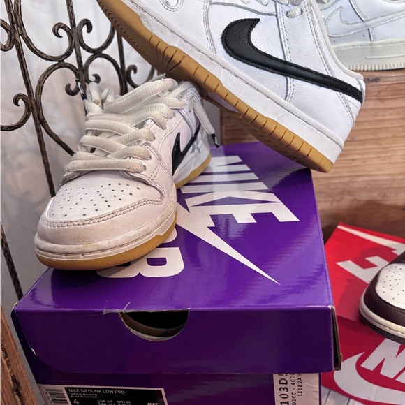 Nike SB Dunk Low Pro White and Black Mens 4 Womens 5.5 - Picture 1 of 7